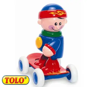 Tolo Toys First Friends: Baietelul cu skateboard